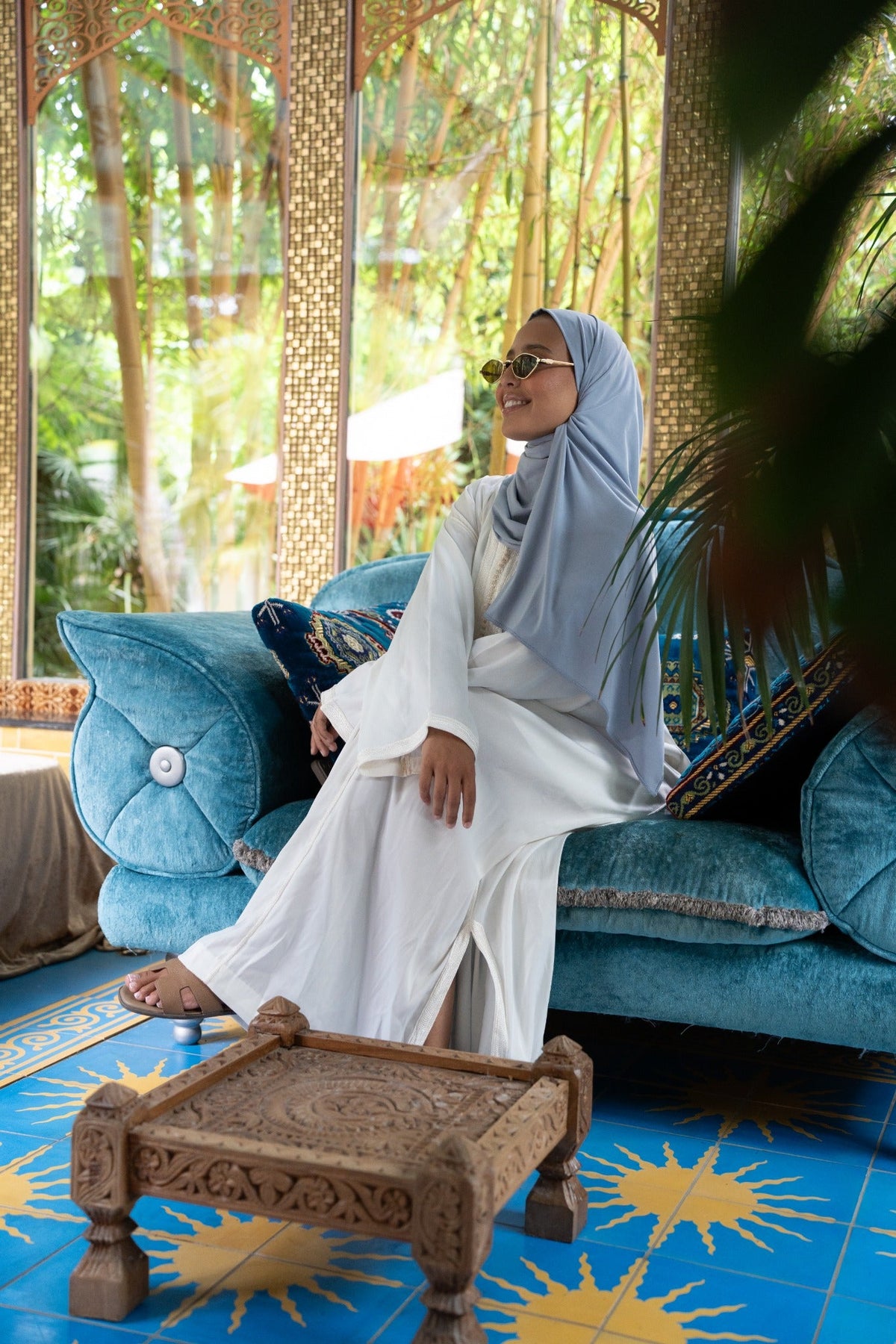 Nuraaya Signature Abaya Set Wit – zijaanzicht zittend