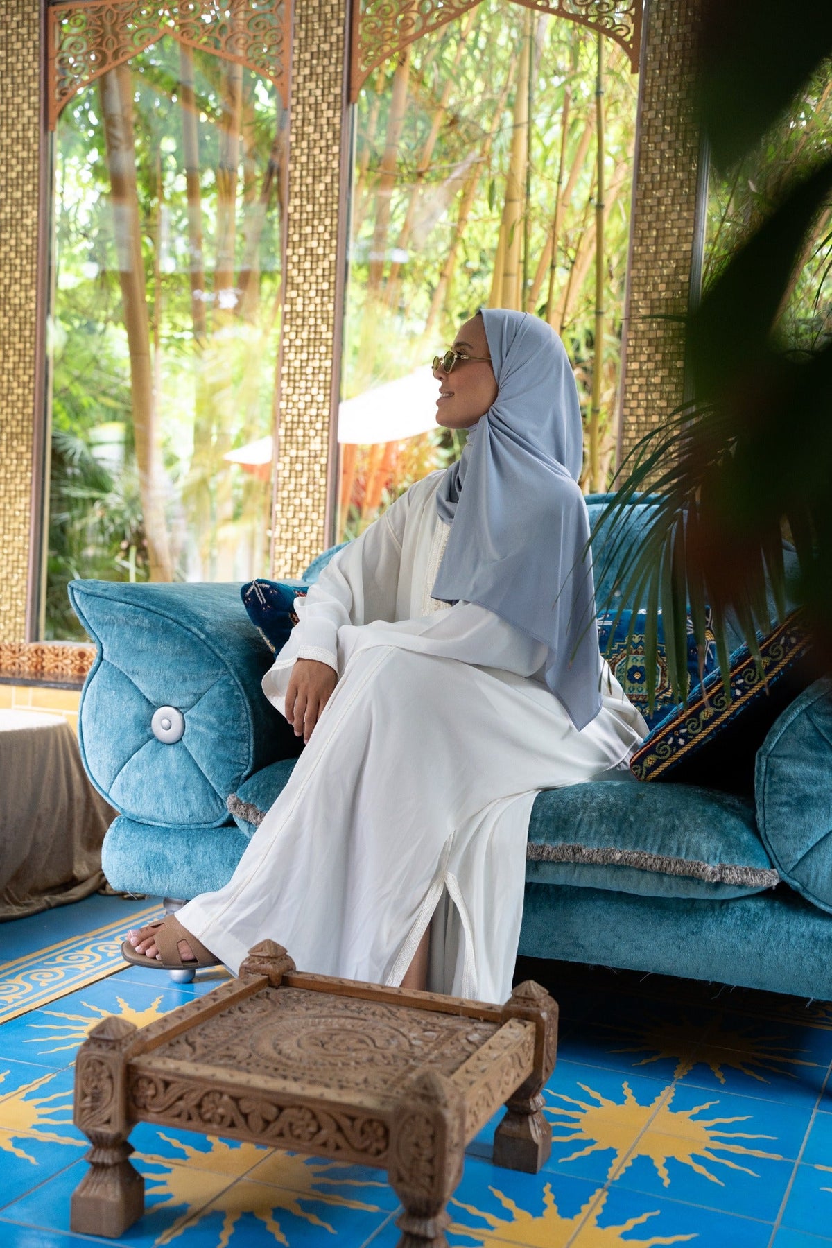 Nuraaya Signature Abaya Set Wit – volledig zijprofiel