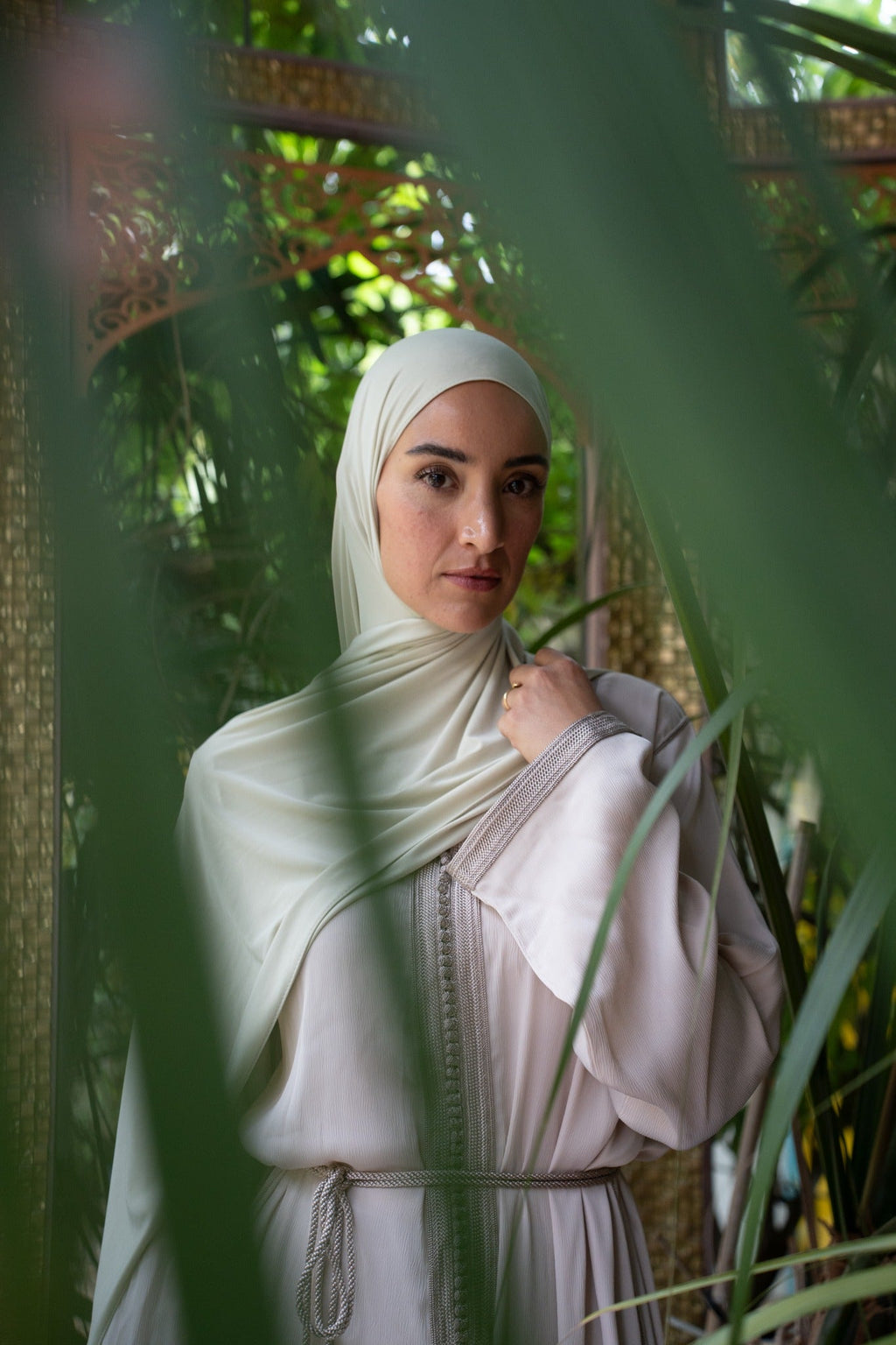 Nuraaya Abaya & Hijab Bundel – Pearl kleur, portretfoto in tuin