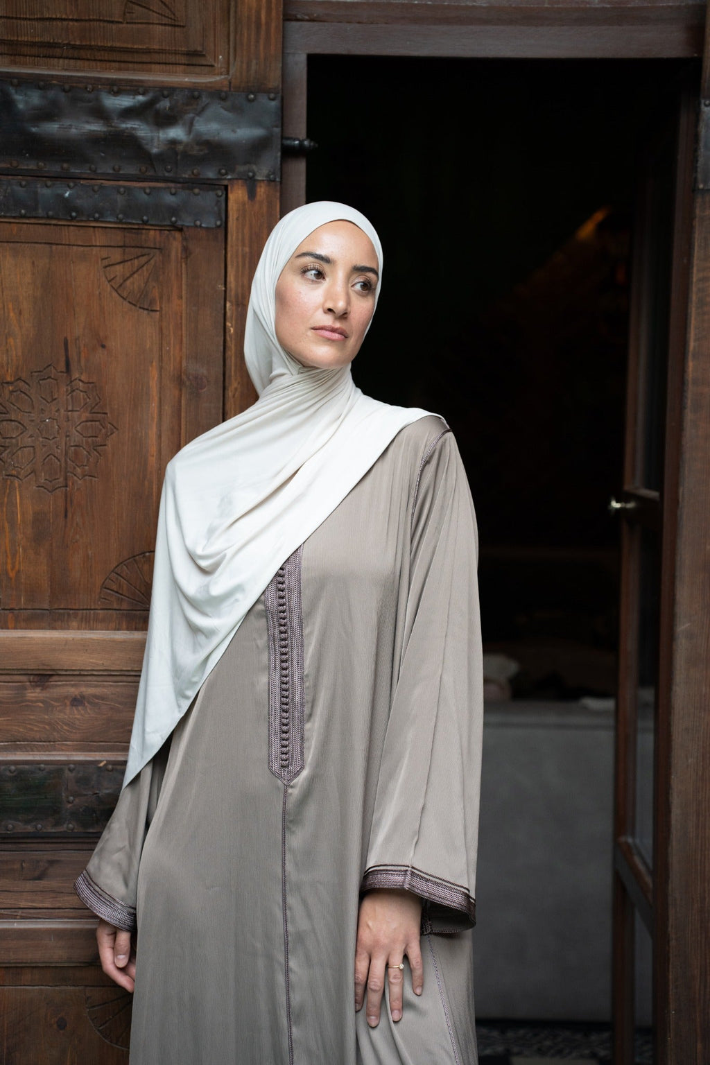 Nuraaya Essential Abaya Set Taupe – frontaal staand portret