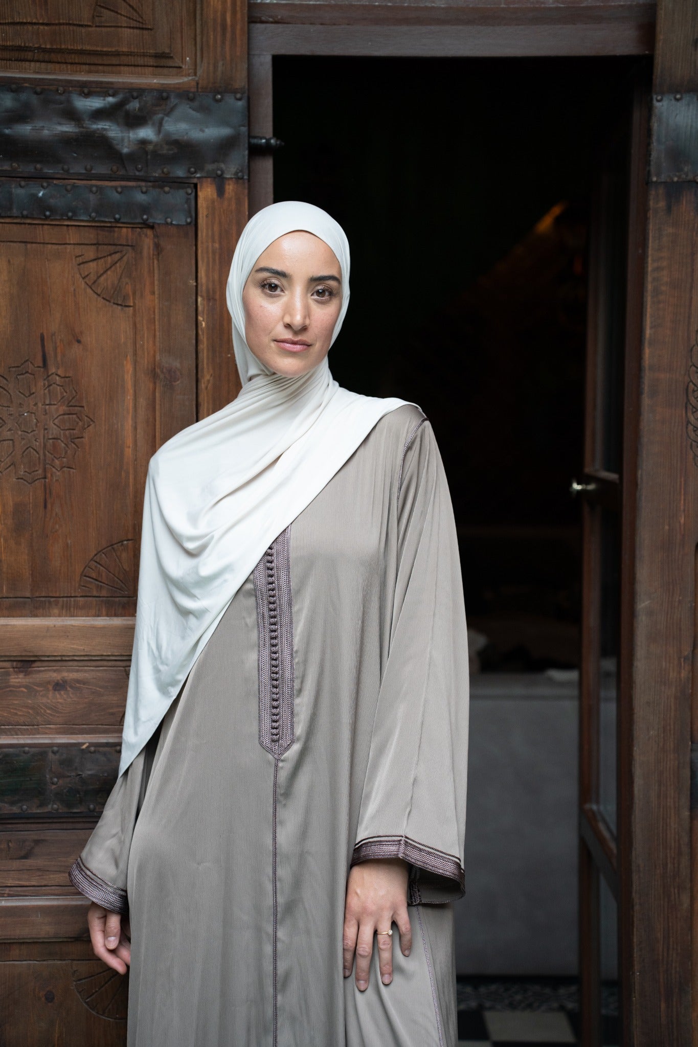 Nuraaya Essential Abaya Set Taupe – detailfoto borduurwerk voorkant