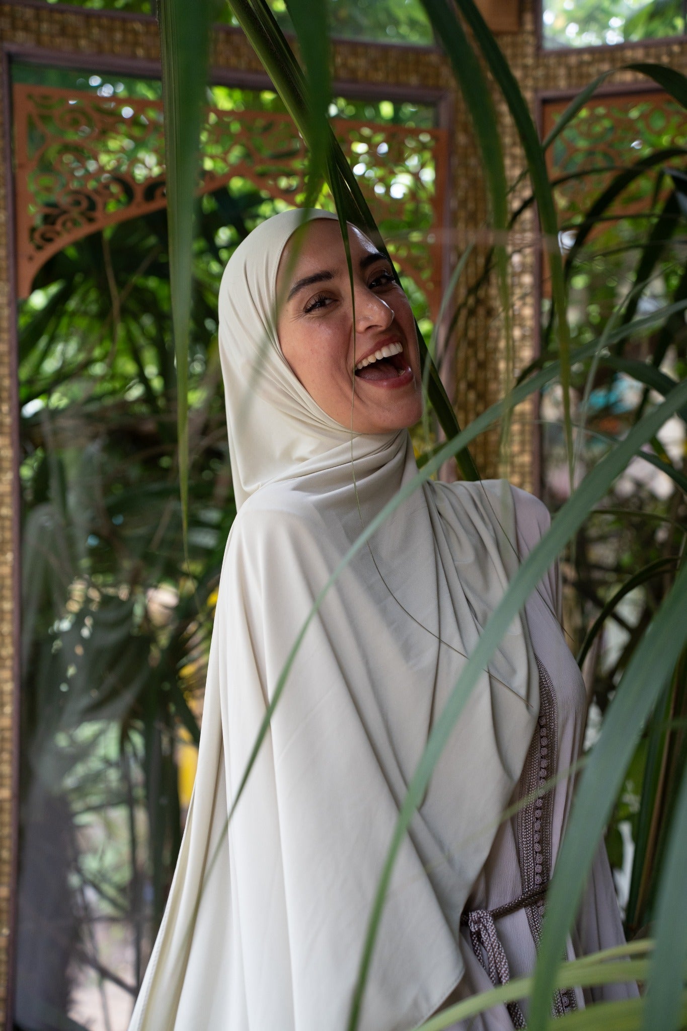 Nuraaya Abaya & Hijab Bundel – detailfoto riem en borduurwerk