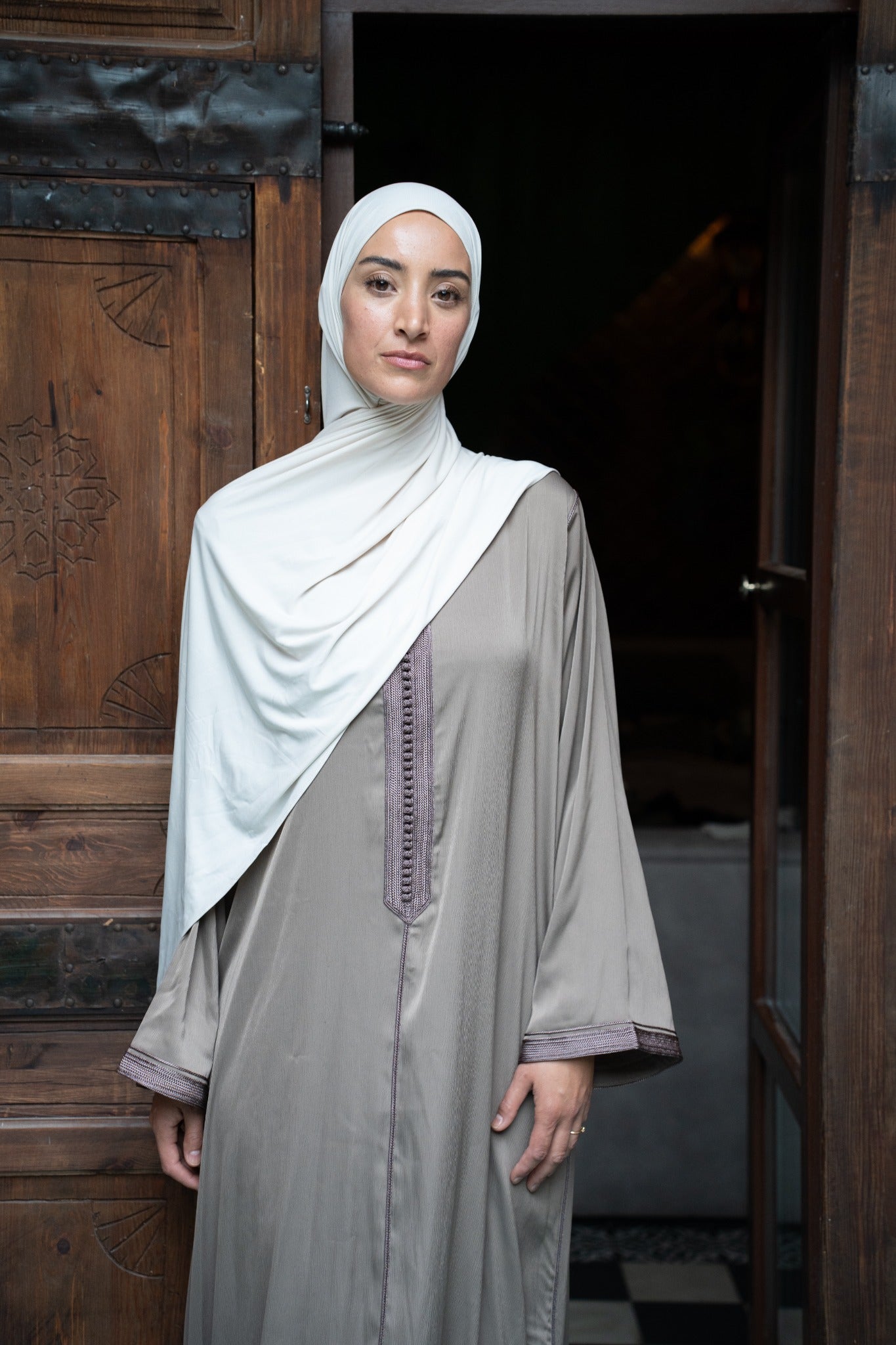 Nuraaya Essential Abaya Set Taupe – Abaya Kopen België & Nederland