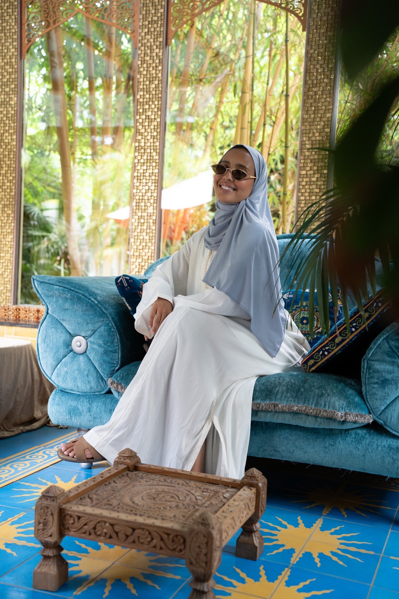 Nuraaya Signature Abaya Set Wit – driekwart aanzicht zittend