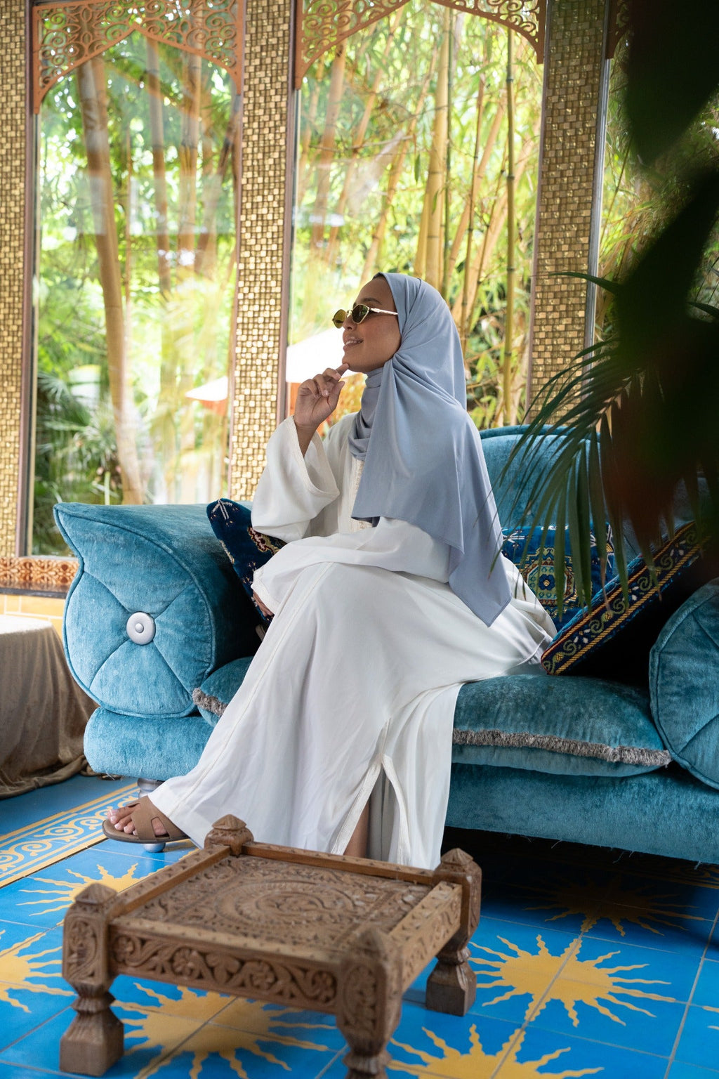 Nuraaya Signature Abaya Set Wit – lifestyle shot in luxe interieur